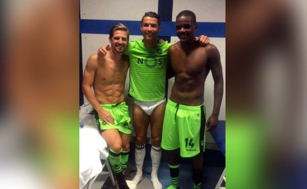 Cristiano posa con la camiseta del Sporting Lisboa y en calzoncillos