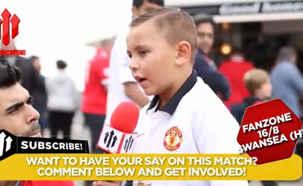 VIDEO: Niño aficionado al United no quiere que Chicharito se vaya