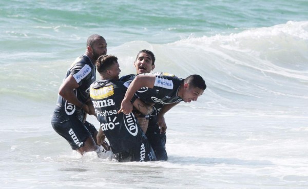 VIDEO: La broma que le hicieron a Emilio Izaguirre en el mar