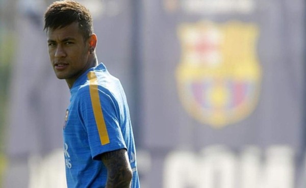 Tribunal brasileño notifica a notarías sobre yate, avión y bienes de Neymar