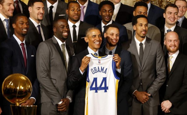 Obama recibe a los Golden State Warriors y dice que es un placer verles jugar