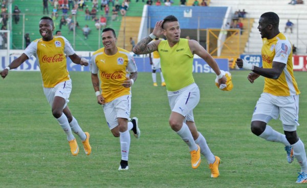 El clásico capitalino entre Olimpia y Motagua se tiñó de blanco