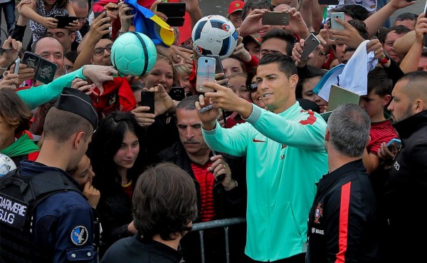 Cristiano tuvo noble gesto con niño en silla de ruedas y envía mensaje a Bale