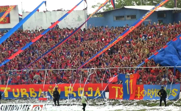 En El Salvador, afición pide suspender prohibición de tambores y pancartas