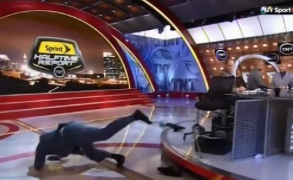 VIDEO: Descomunal caída de Shaquille O'Neal en programa de televisión
