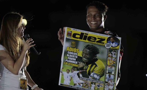 DIEZ le entregó un presente a Carlos Pavón en su despedida