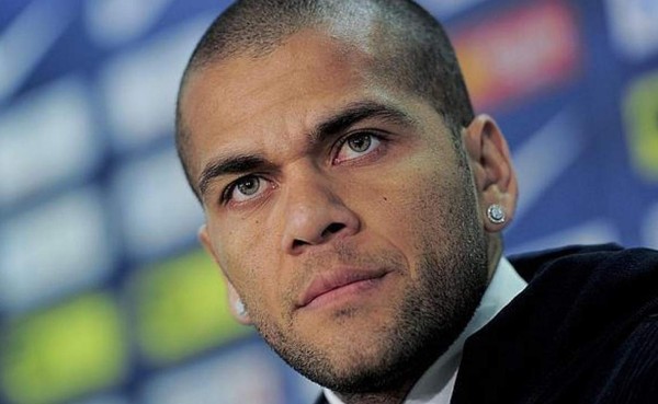 El acuerdo entre Dani Alves y Barcelona se complica, según prensa catalana