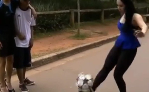 VIDEO: Mujer y hombre se retan a dominar el balón... ¡Con tacones!