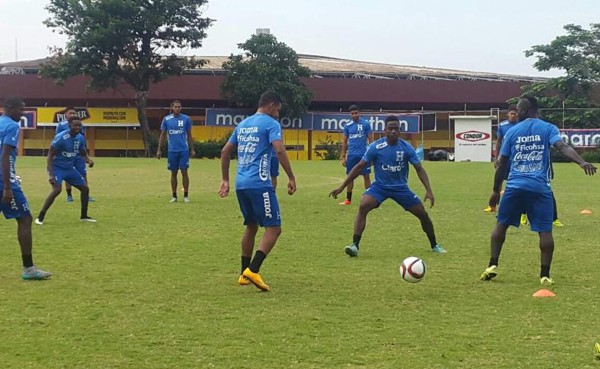 Honduras entrena en Ecuador con todo el equipo completo
