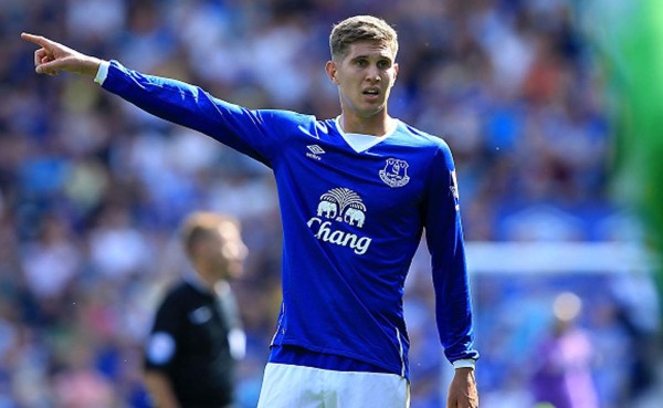 El Real Madrid se fija en Stones por consejo de Benítez, según prensa inglesa