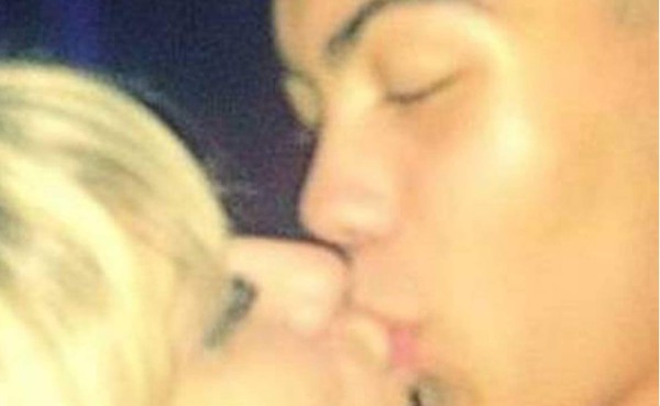 Hijo de Ronaldo causa polémica al salir con una maestra mayor