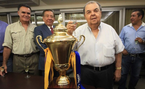 Ferrari confirma interés en el 'Chino' López y descarta a Mario Martínez