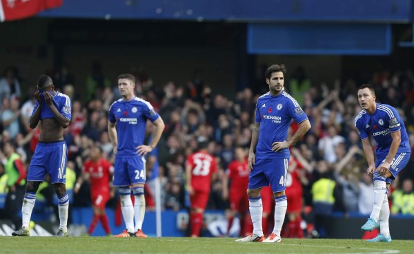 Liverpool vence al Chelsea y pone en la cuerda floja a Mourinho