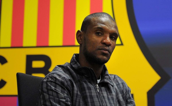 Barcelona quiere a Eric Abidal como relevo de Zubizarreta