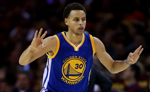 El basquetbolista de los Warriors, Stephen Curry, sorprende niños