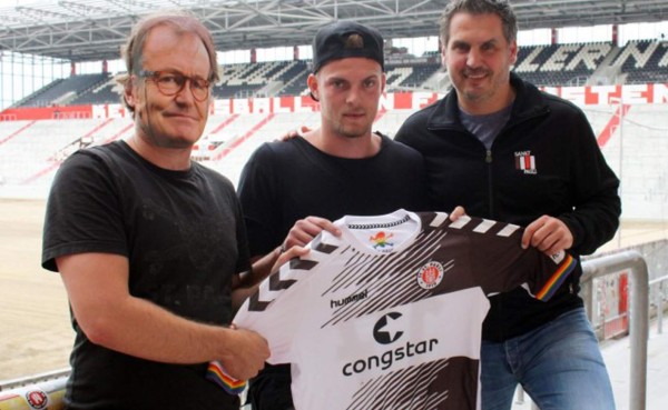 ¡INSÓLITO! El técnico no llegó a la presentación y decidieron suplantarlo con una máscara