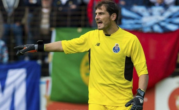 Iker Casillas iguala a Xavi Hernández con más partidos en Champions