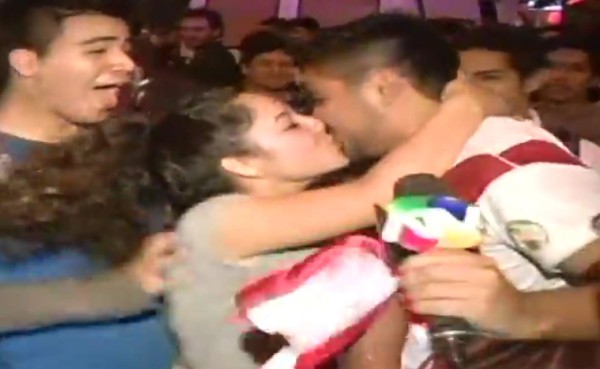 VIDEO: En festejo aficionada peruana besó a periodista en vivo