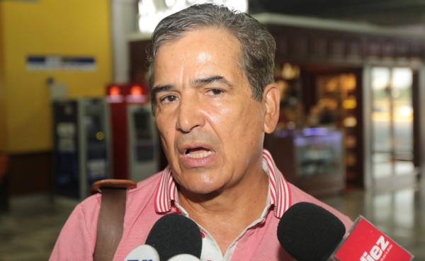 En Perú no descartan que Pinto se reúna con directivos de su selección