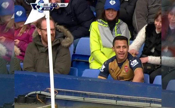 Alexis cae a las gradas y decide sentarse y descansar un momento