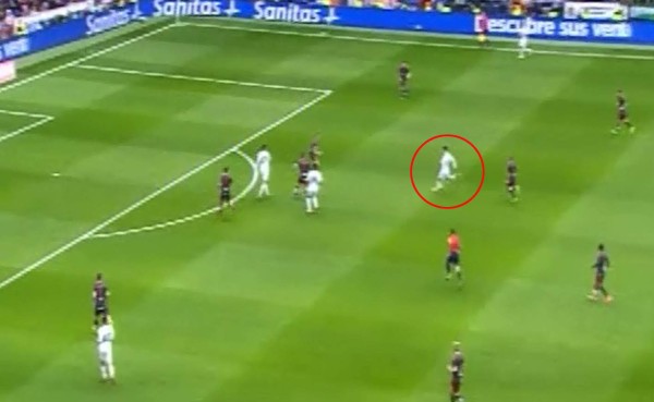 Momento en que Cristiano remataba para anotar un golazo.