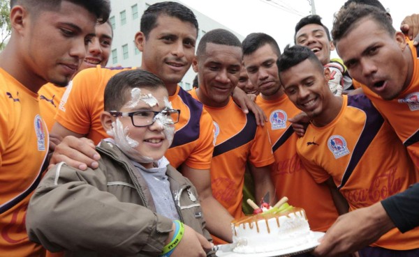 Olimpia le cumple el sueño a Guillermo, un niño que sufre de leucemia
