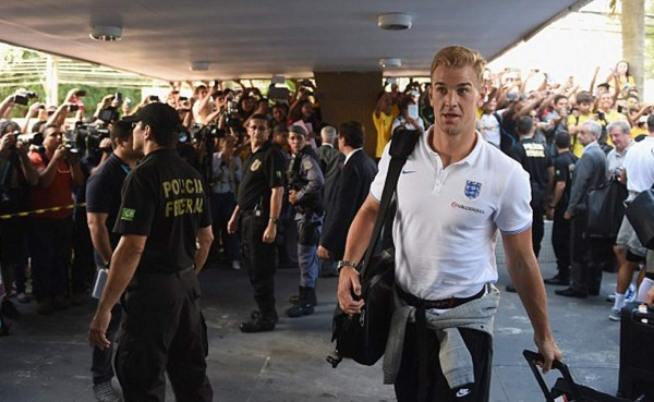 VIDEO: Inglaterra llegó a Manaos para su debut ante Italia