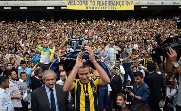 El Fenerbahçe presenta al delantero holandés Robin Van Persie