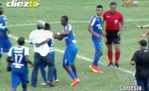 VIDEO: Castellón se va sobre el árbitro para reclamarle tras caer con Platense
