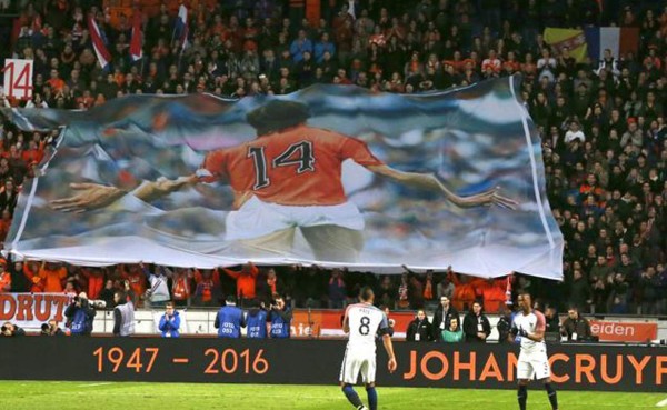 El Holanda-Francia se interrumpió en el minuto 14 en recuerdo de Cruyff