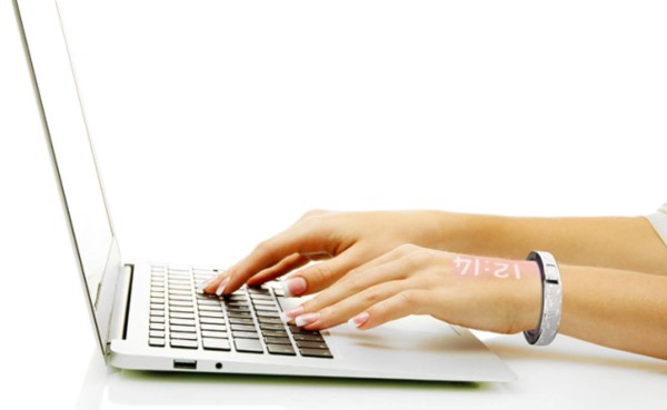 Inventan reloj que marca la hora sobre la piel