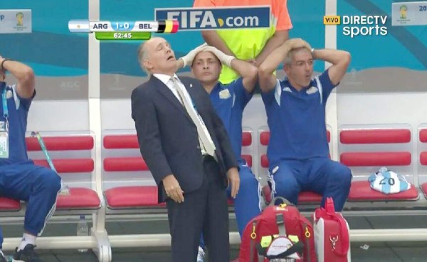 VIDEO CURIOSO: Sabella casi se va al suelo en pleno partido