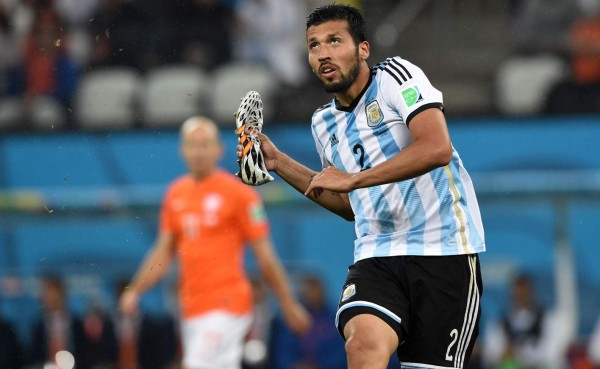VIDEO: Argentina Garay despejó el balón con un botín en la mano