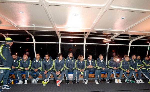 Jugadores del Real Madrid se pasean en barco por Melbourne