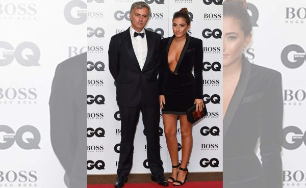 Hija de Mourinho levanta suspiros al acompañar a su padres los Premios GQ