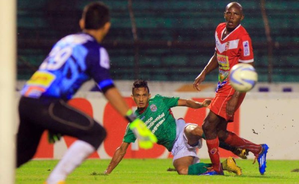 A Diego Reyes no le dio muchas libertades la defensa del Real Sociedad, el peligro lo llevó con disparos de media distancia. Foto Melvin Cubas