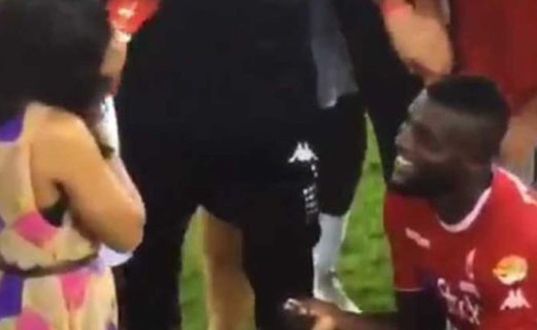 VIDEO: Futbolista nigeriano le pide matrimonio a su novia después del partido