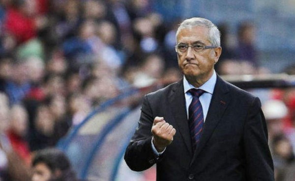 El técnico del Shanghai Shenhua teme por el fin de la carrera de Demba Ba