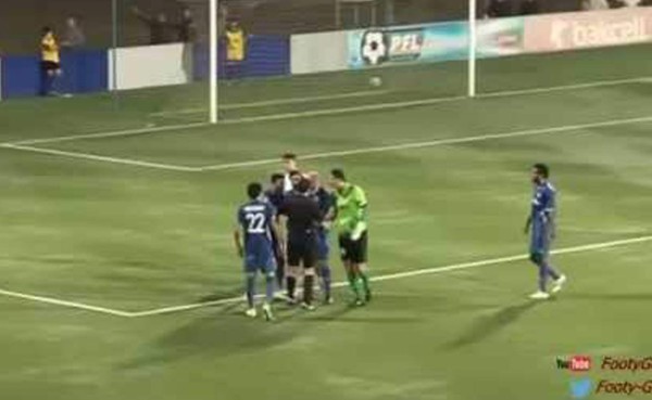 VIDEO: Jugador falla penal a propósito por estar en contra de la decisión del árbitro