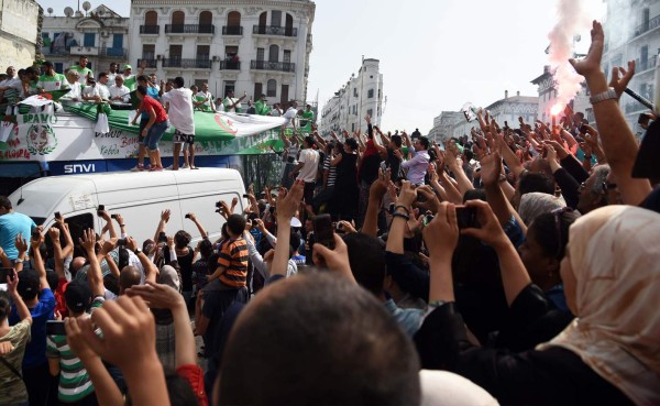 VIDEO: Jugadores de Argelia recibidos como héroes en su país