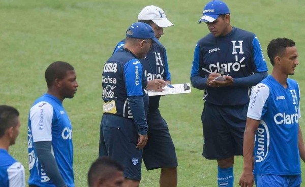 Las 10 claves del duelo entre Honduras y El Salvador, según Chelato Uclés