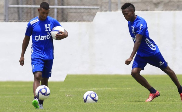 Amado Guevara perfecciona los tiros libres de Maycol Montero y Bryan Acosta