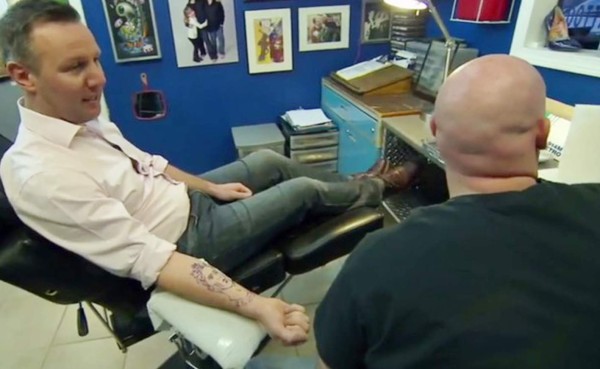 Ex-jugador del Chelsea pierde apuesta y se tatua el rostro del Niño Torres