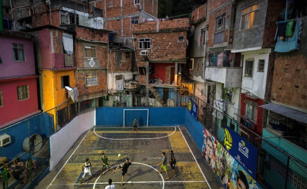 El próximo campeón del mundo jugaría un partido con una favela en Brasil