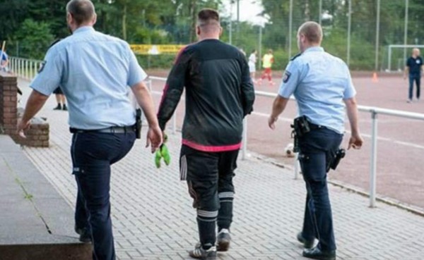 ¡Insólito! Portero recibió 43 goles y luego fue detenido por la Policía