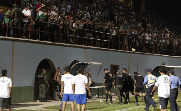 Aficionados de Juticalpa atacaron a los árbitros del partido ante Real Sociedad