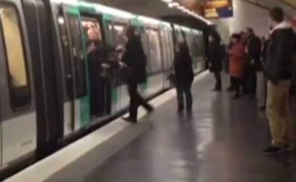 Prohíben entrada al fútbol a cuatro hinchas del Chelsea por incidente racista