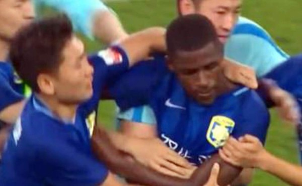 VIDEO: Brasileño Ramires enloquece en China al ser expulsado