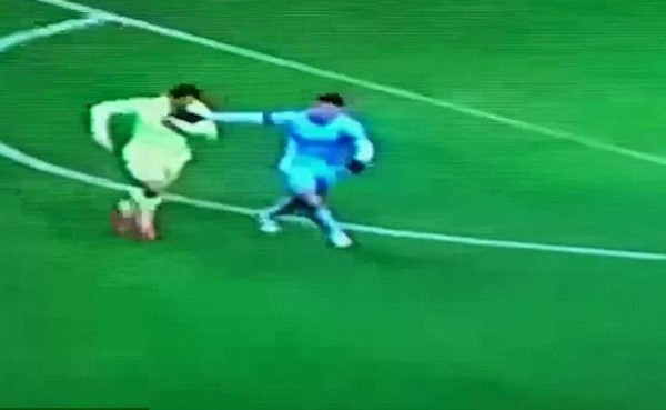 VIDEO: ¿Luis Suárez intentó morder a Demichelis?