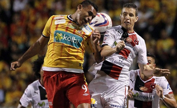 Alajuelense en Costa Rica sería multado por no recoger medallas